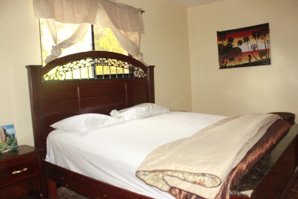 Le Dubourg Guesthouse Montrouis Habitación foto