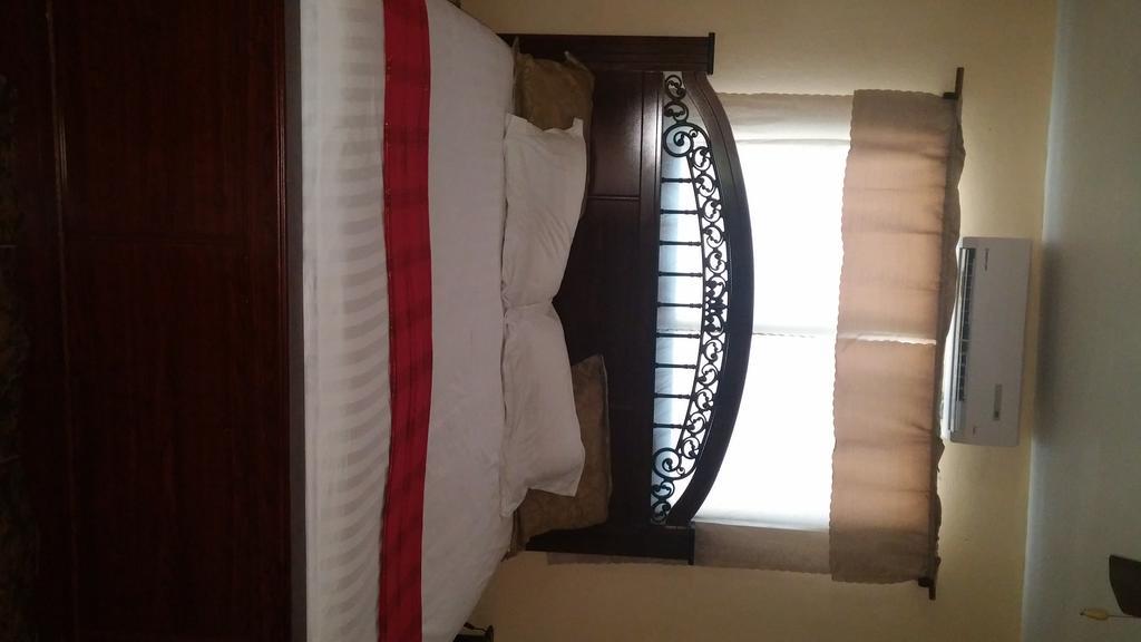 Le Dubourg Guesthouse Montrouis Habitación foto