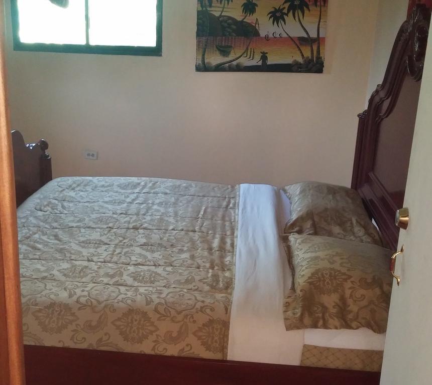 Le Dubourg Guesthouse Montrouis Habitación foto