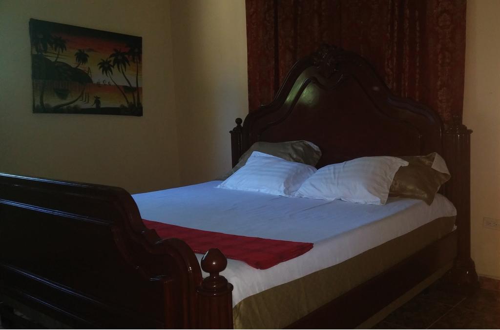 Le Dubourg Guesthouse Montrouis Habitación foto