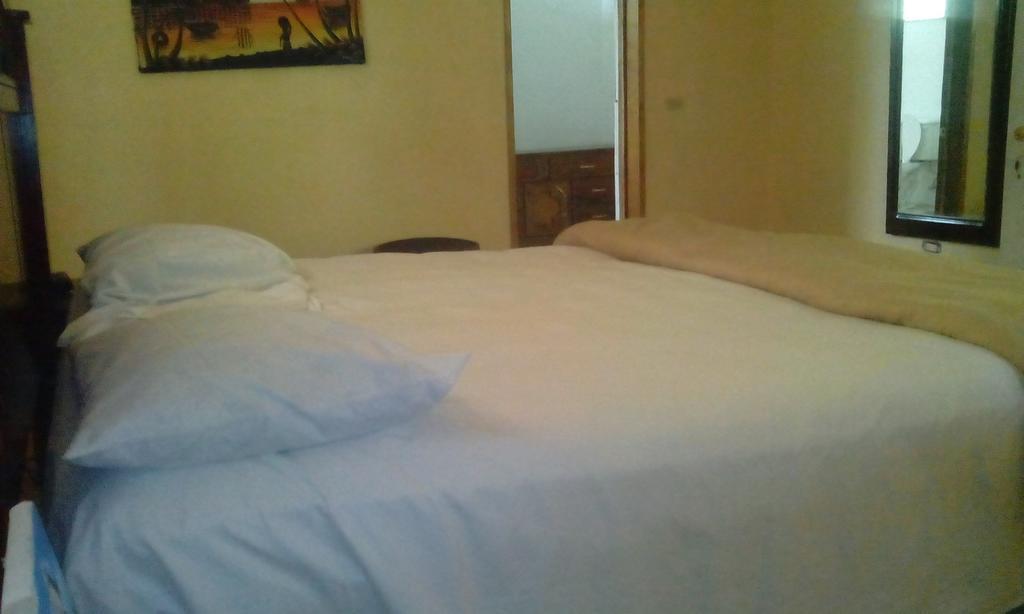 Le Dubourg Guesthouse Montrouis Habitación foto