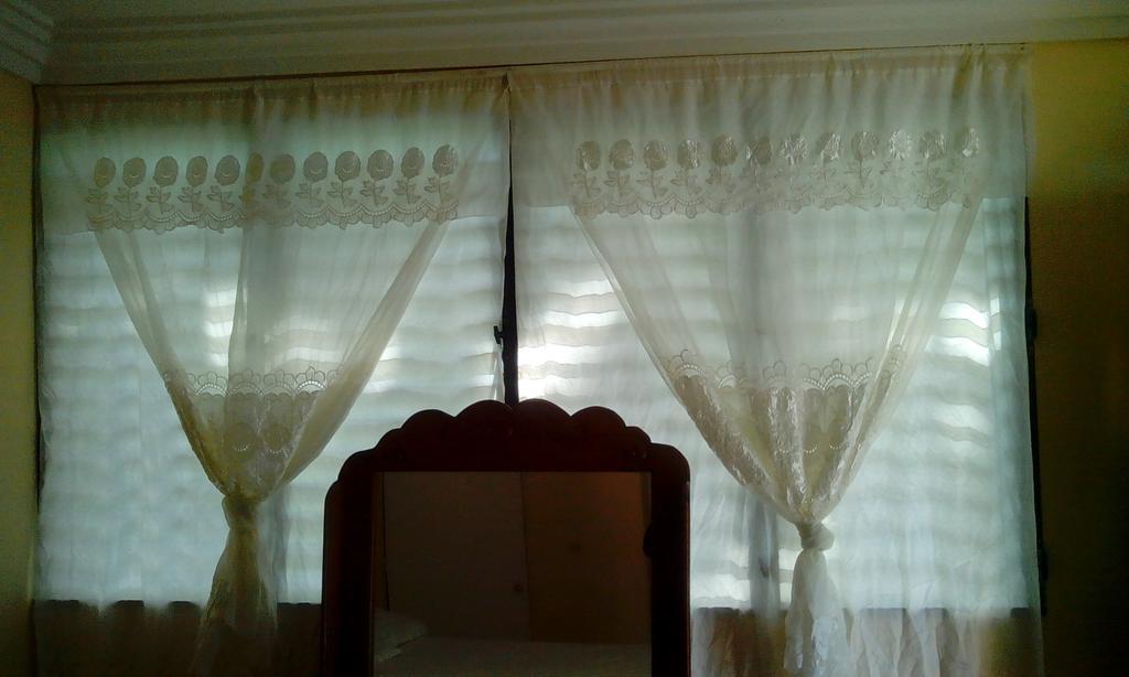 Le Dubourg Guesthouse Montrouis Habitación foto