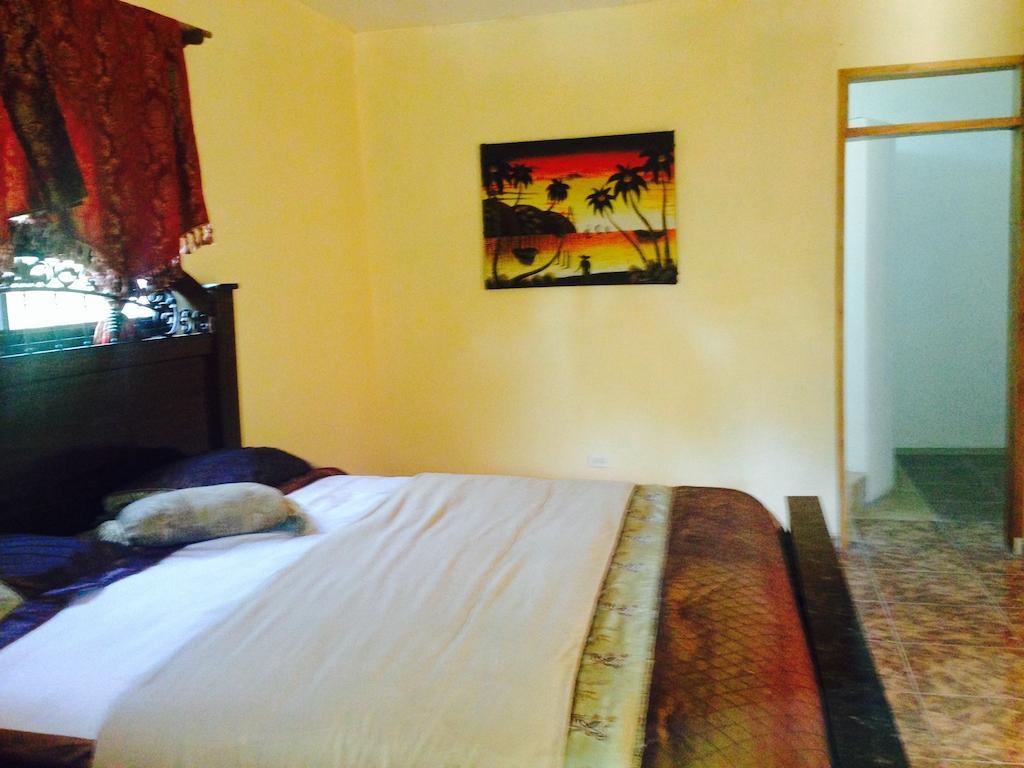 Le Dubourg Guesthouse Montrouis Habitación foto