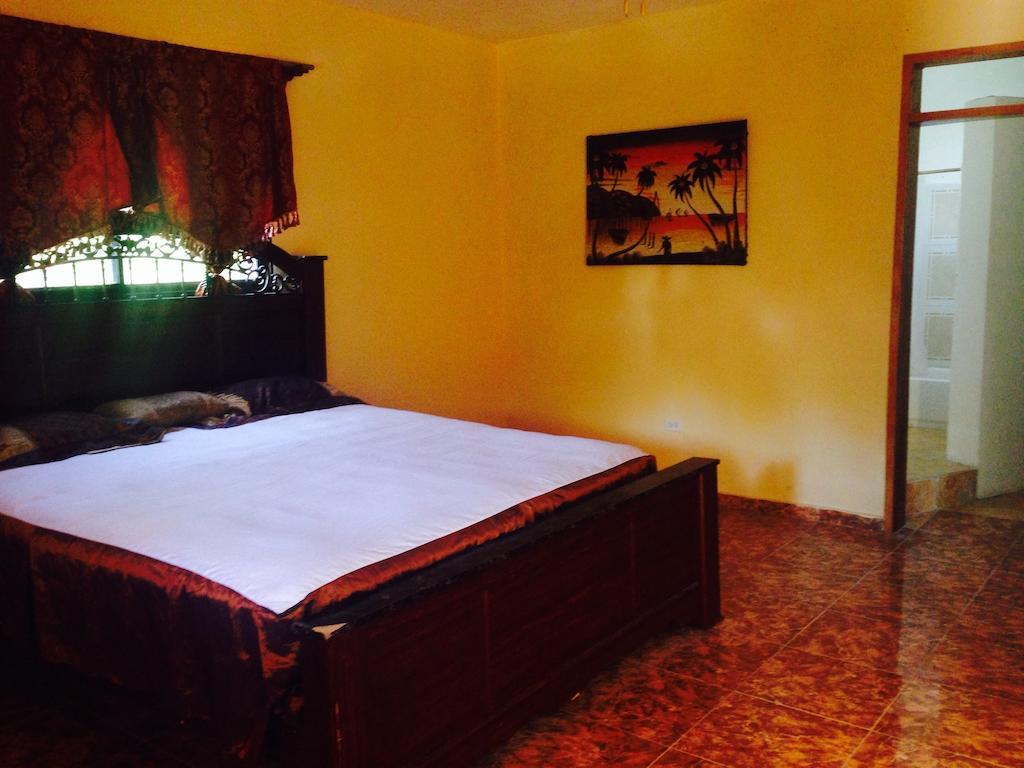 Le Dubourg Guesthouse Montrouis Habitación foto