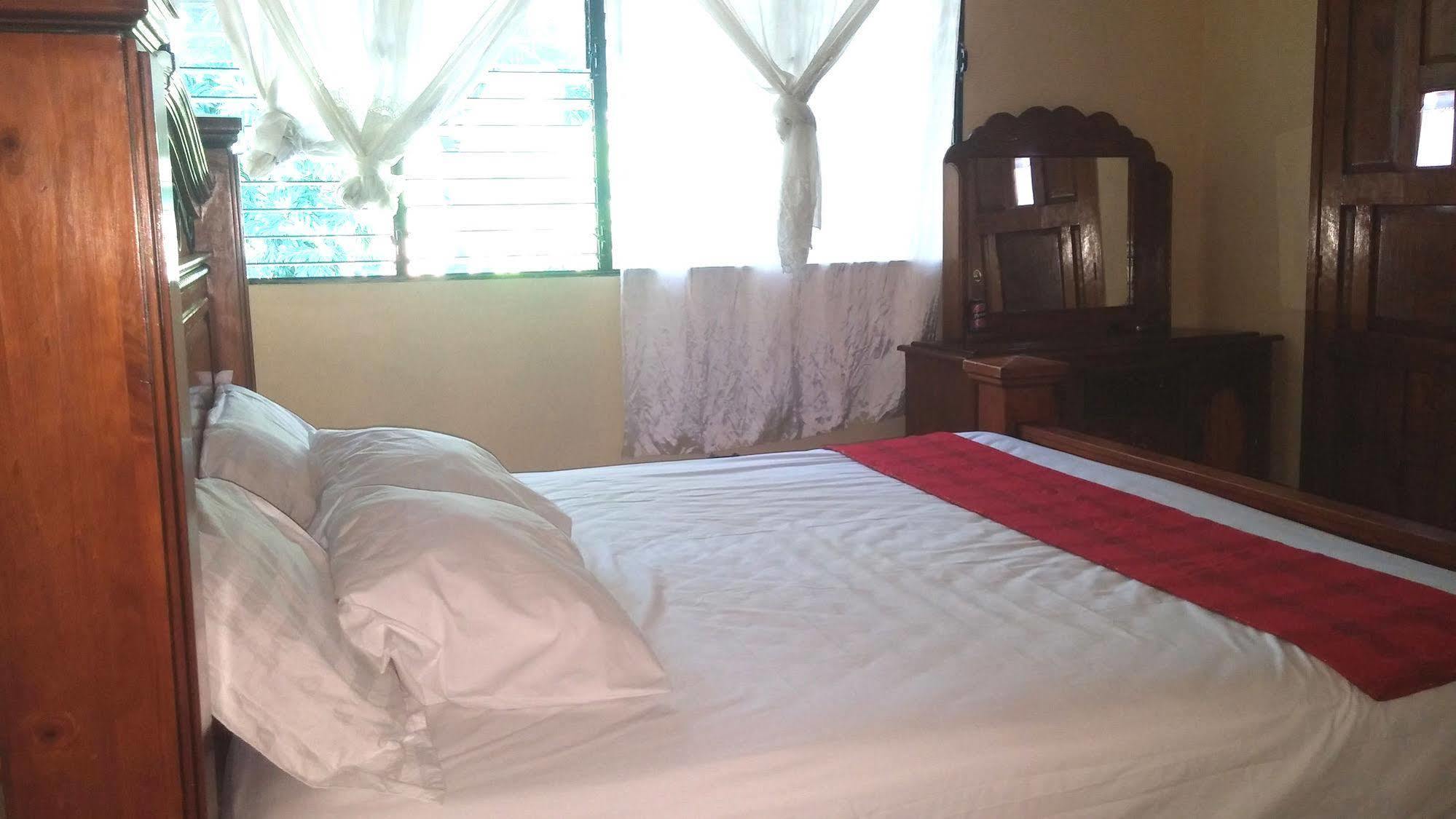 Le Dubourg Guesthouse Montrouis Exterior foto