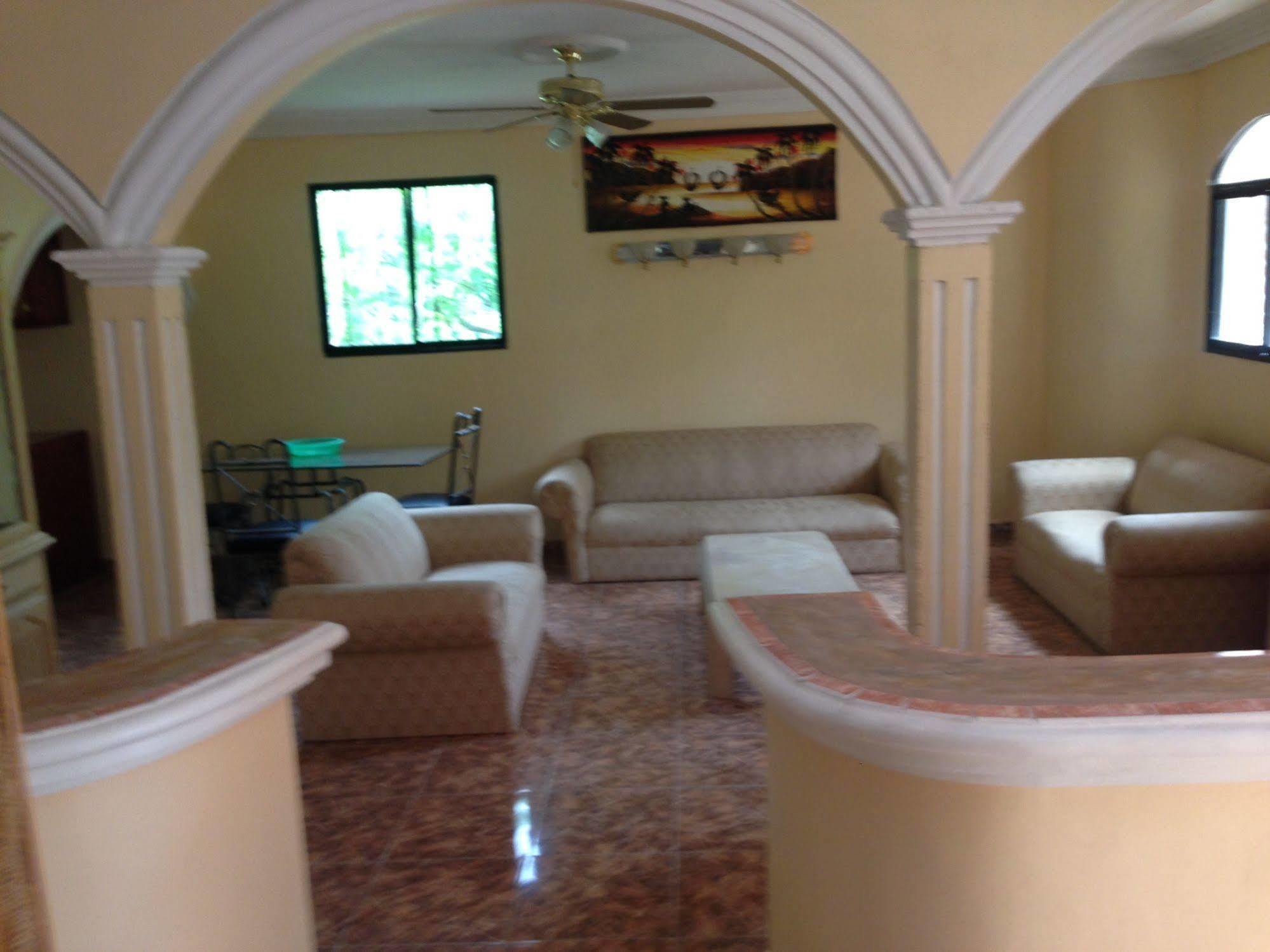 Le Dubourg Guesthouse Montrouis Exterior foto