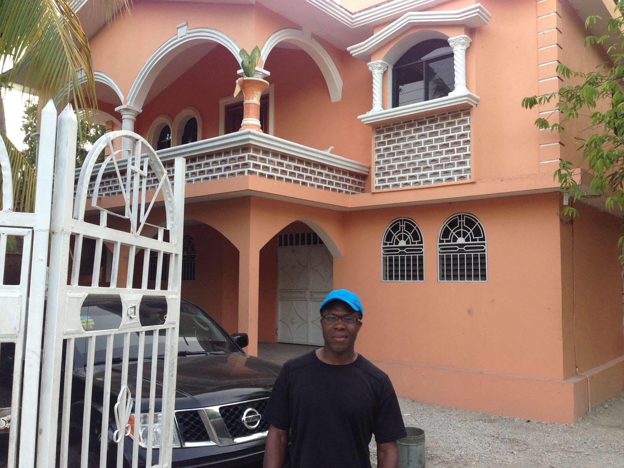 Le Dubourg Guesthouse Montrouis Exterior foto