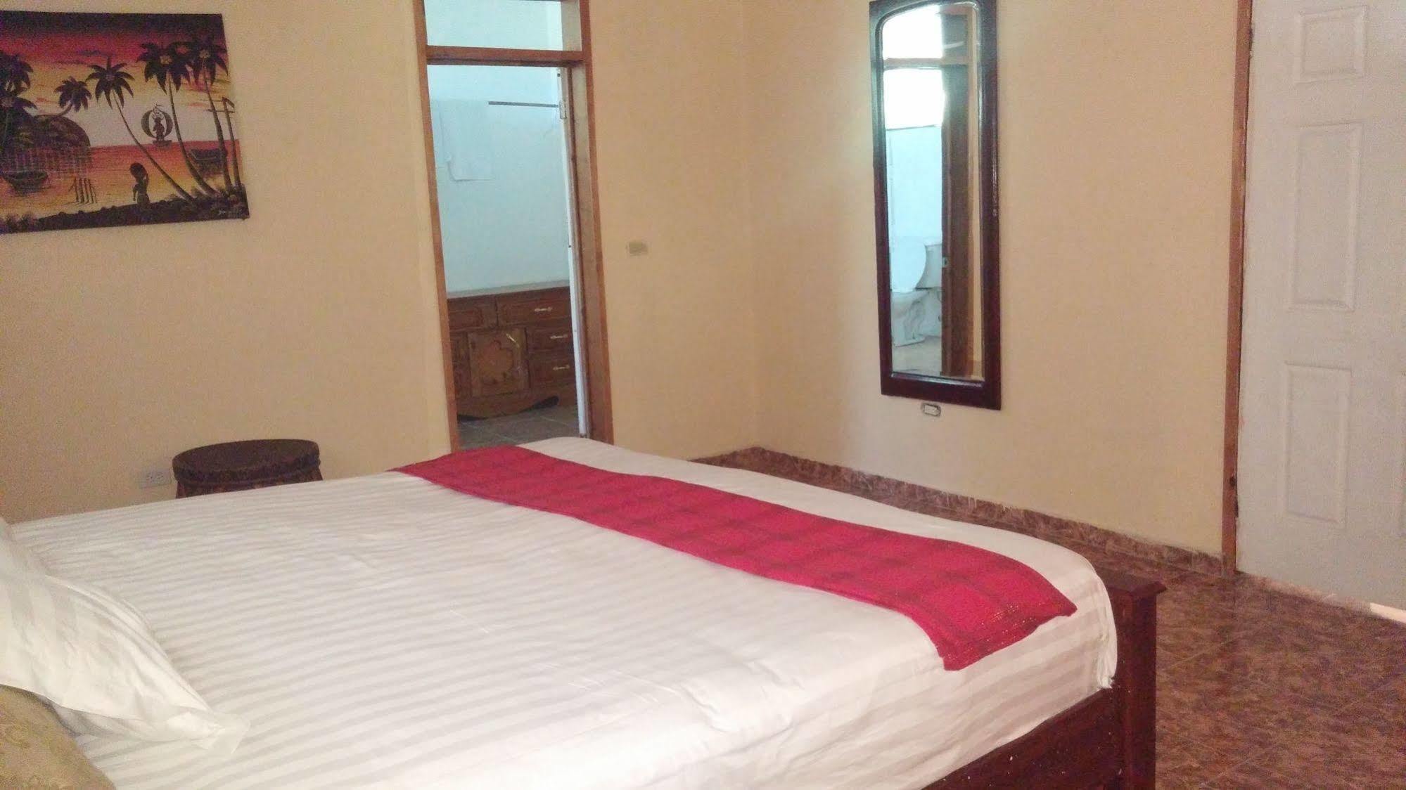 Le Dubourg Guesthouse Montrouis Exterior foto