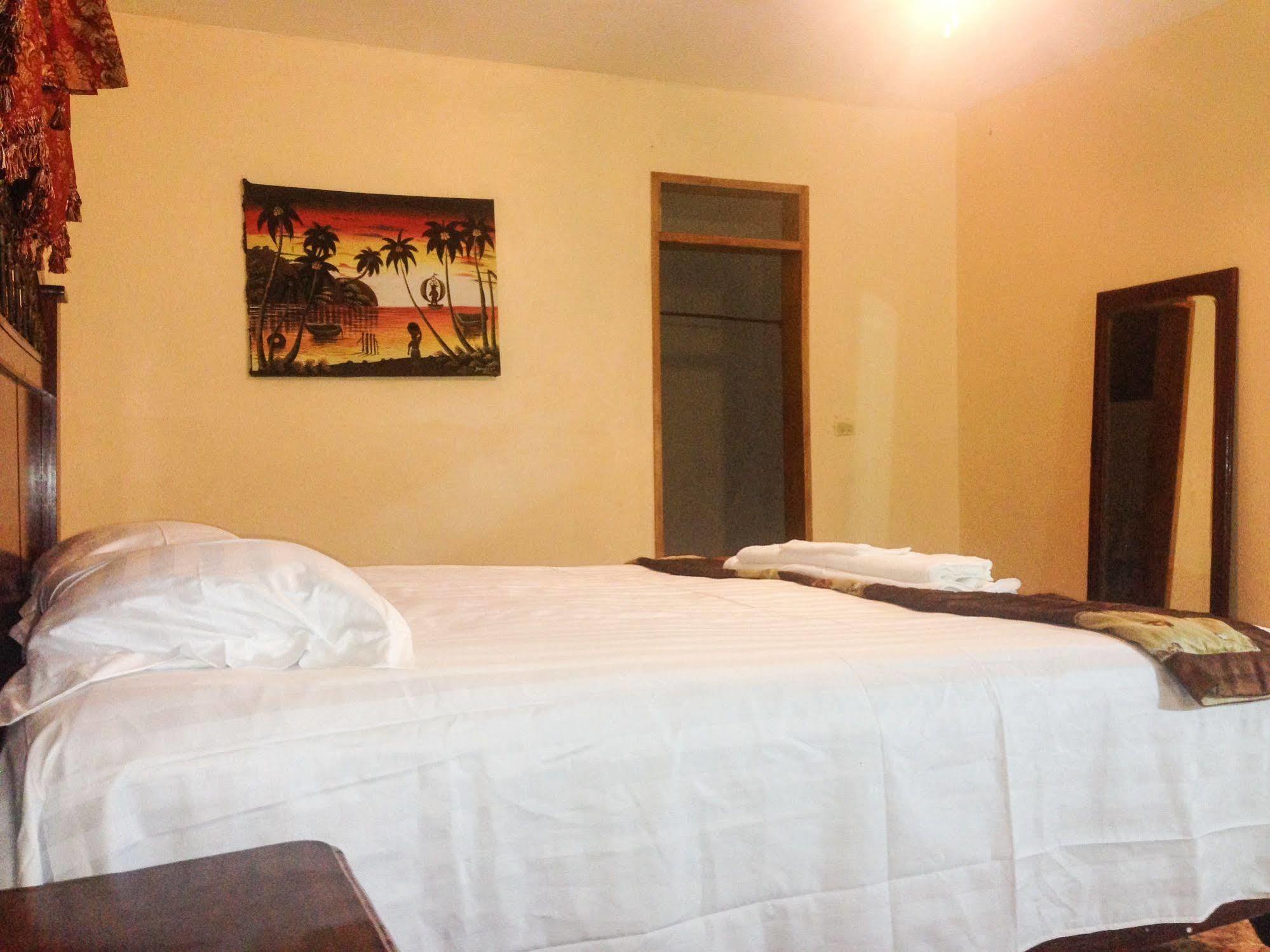 Le Dubourg Guesthouse Montrouis Exterior foto